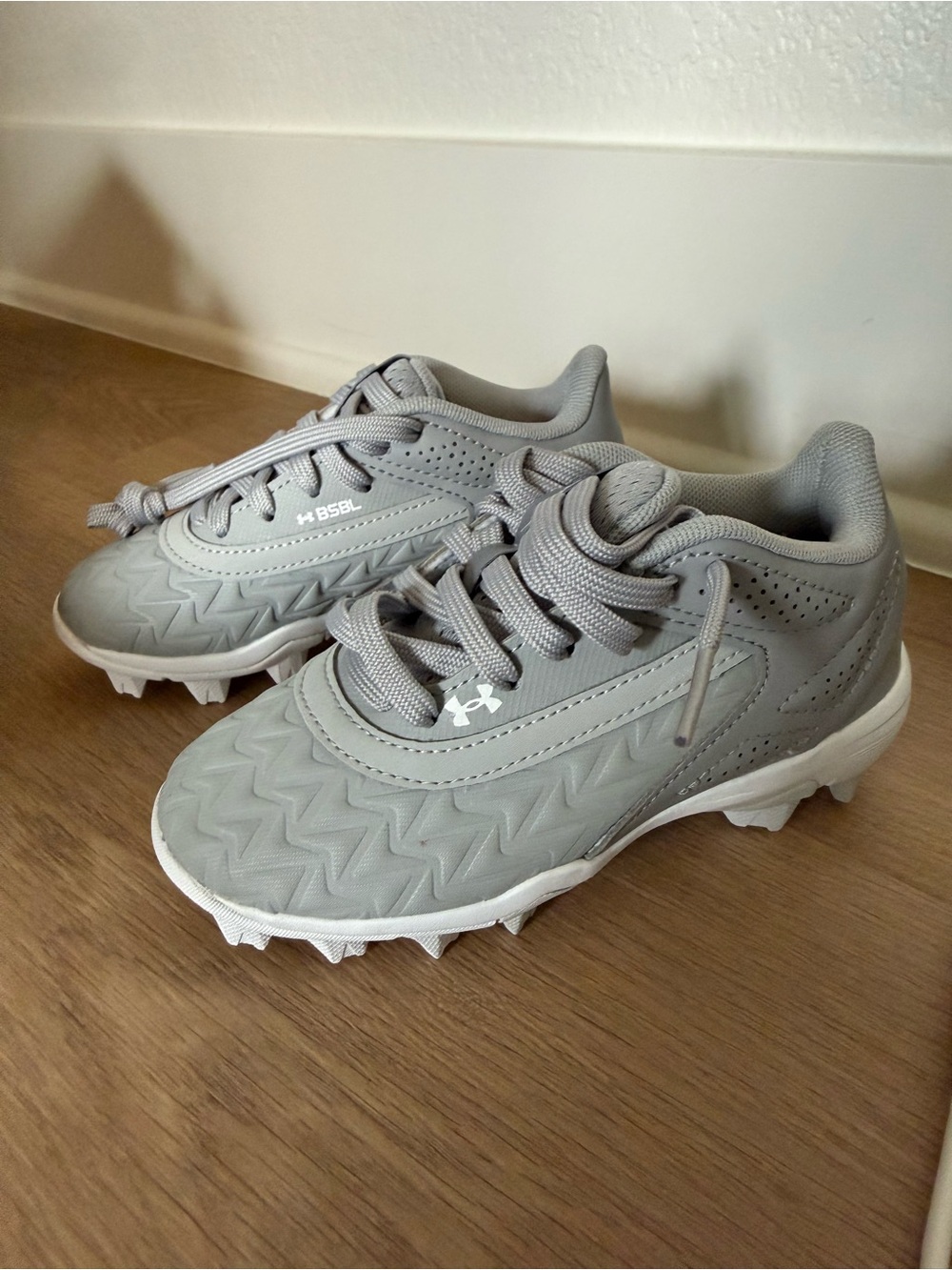 Under Armour Kids' Light Gray Athletic Cleats